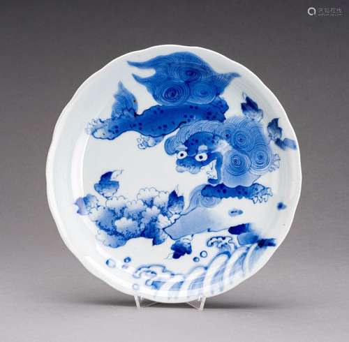 A BLUE AND WHITE IMARI PORCELAIN DISH \'SHISHI\', EDO