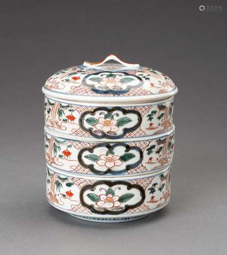 AN IMARI PORCELAIN THREE-CASE BOX WITH COVER, MEIJI