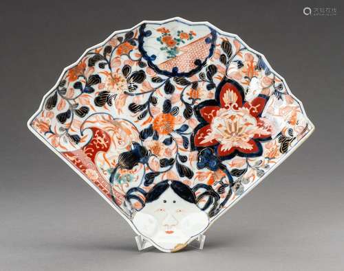 AN IMARI PORCELAIN \'FAN\' TRAY WITH OKAME, 19th CENTURY