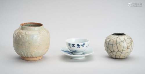A GROUP OF THREE CERAMIC AND PORCELAIN ITEMS