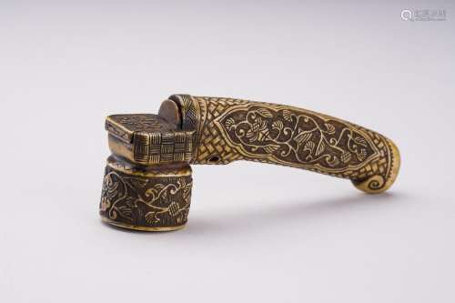 A MINIATURE HORN YATATE WITH SCROLLING VINES, MEIJI