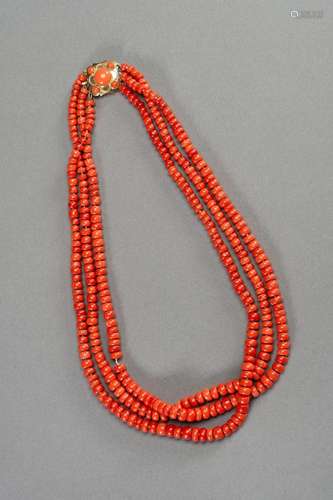 Ɏ A THREE-TIERED MOMO CORAL BEAD NECKLACE