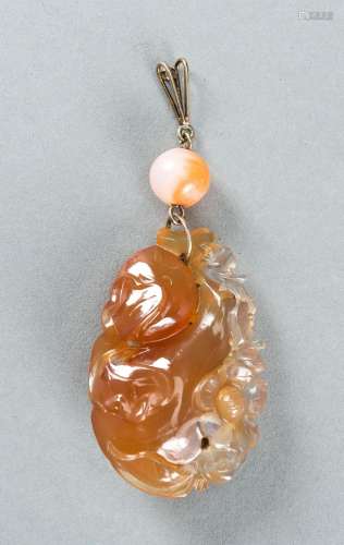 AN AGATE `GROURD AND FLOWERS` PENDANT, 1920s
