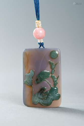 AN AGATE PLAQUE PENDANT CARVED WITH A LOTUS POND