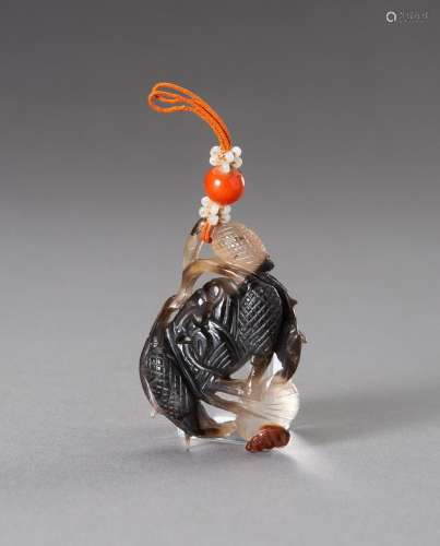 † AN AGATE \'CRAB\' PENDANT, 18TH CENTURY