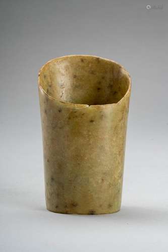 A PALE CELADON JADE HOOF-SHAPED ORNAMENT, HONGSHAN