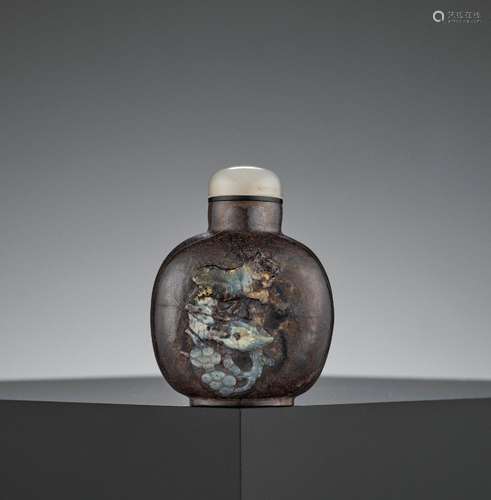 AN OPAL MATRIX \'LEAPING TIGER\' SNUFF BOTTLE, QING DYNASTY