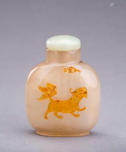 AN AGATE \'QILIN AND BAT\' SNUFF BOTTLE, QING DYNASTY