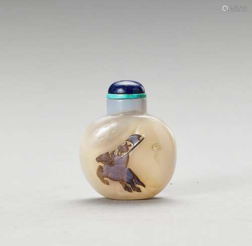 A CARVED AGATE SNUFF BOTTLE