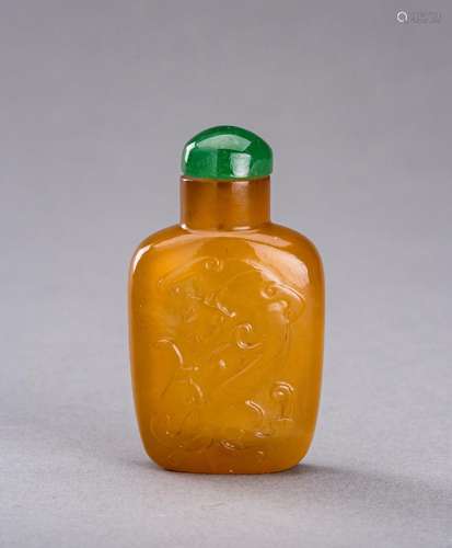 AN AGATE \'CHILONG\' SNUFF BOTTLE, QING DYNASTY