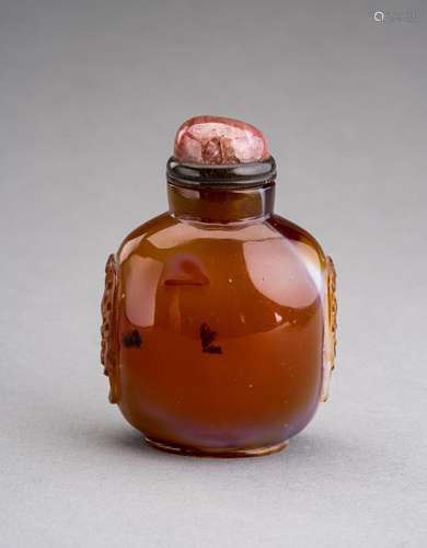 AN AGATE SNUFF BOTTLE, QING DYNASTY