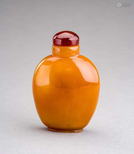 AN AGATE SNUFF BOTTLE, QING DYNASTY