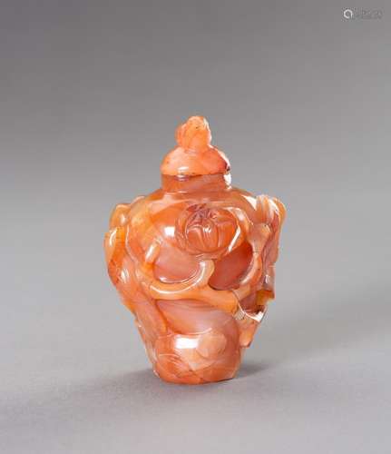 AN AGATE SNUFF BOTTLE, QING DYNASTY