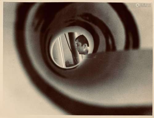 [Yves KLEIN]. SHUNK & KENDER. Portrait d\'Yves Klein à t...