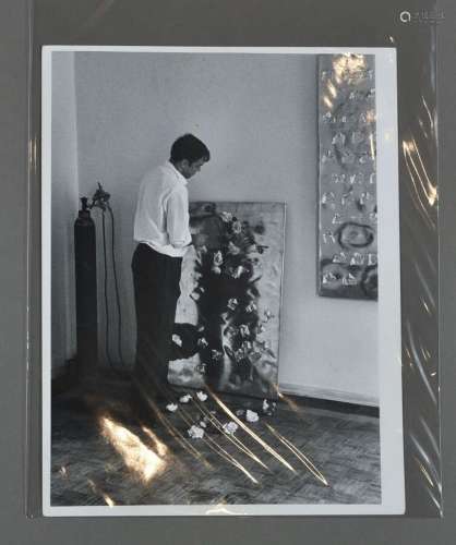 [Yves KLEIN]. SHUNK & KENDER. Yves Klein dans son atelie...