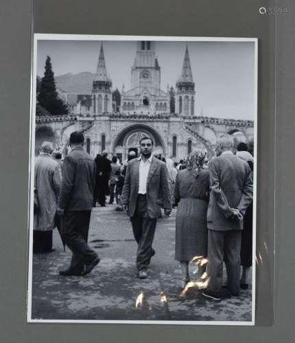 [Yves KLEIN]. Harry SHUNK. Yves Klein devant la basilique de...