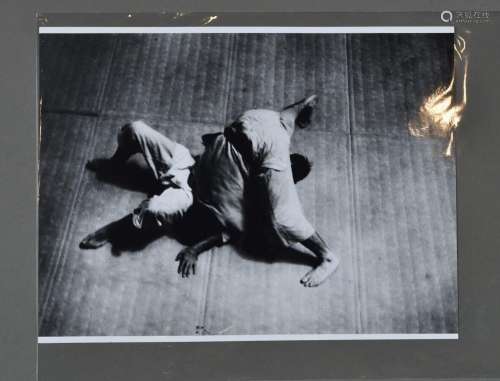 [Yves KLEIN]. Yves Klein réalisant une prise de judo. Tirage...