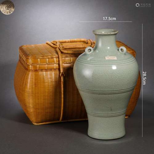 Celadon-glazed Three-hooked String Meiping Vase