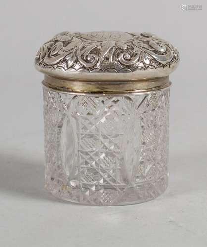 Glasdose mit Silberdeckel / A cut glass dresser jar with sil...