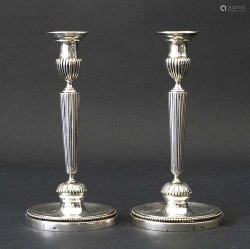 Paar Louis-Seize Kerzenleuchter / A pair of silver candlesti...