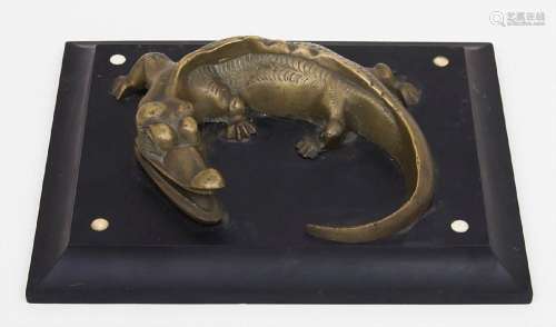Bronze Krokodil als Visitenkartenhalter / A bronze crododile...