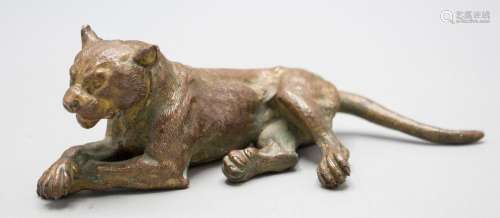 Bronzefigur einer liegenden Raubkatze / Puma / A bronze figu...