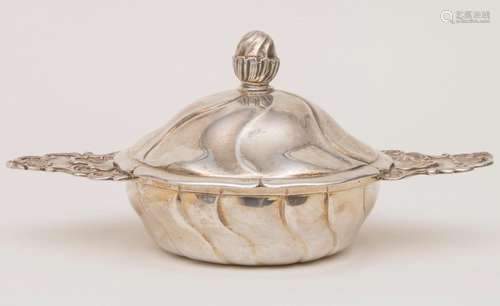 Legumier / Wöchnerinnenschüssel / Ecuelle / A silver tureen,...