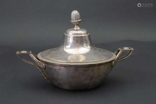 Legumier / Wöchnerinnenschüssel / Ecuelle / A silver tureen,...