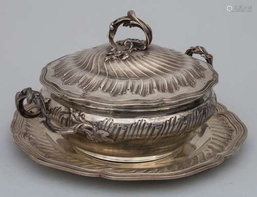 Legumier / Wöchnerinnenschüssel / A silver vegetable tureen ...