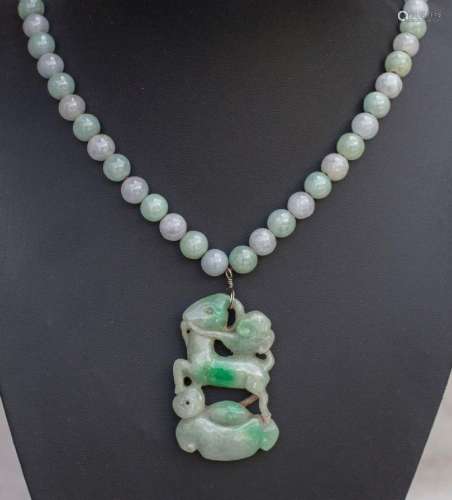 Jadekette mit Glückssymbol / A jade necklace with a lucky sy...