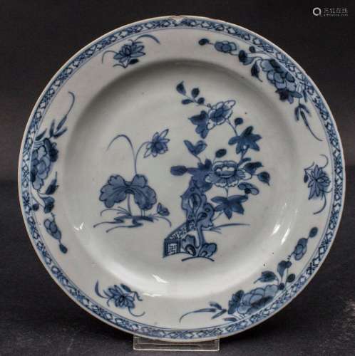 Blau-weißer Teller mit Pfingstrosen / A blue-white plate wit...