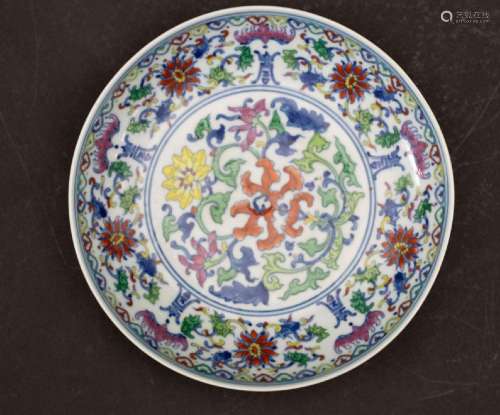 Teller mit Blumendekor / A porcelain plate with flowers, Chi...