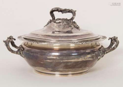 Deckelterrine / A covered silver tureen / Légumier en argent...