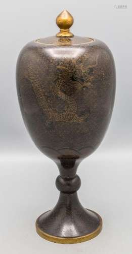 Cloisonné-Deckelvase / A cloisonné lidded vase, China, späte...