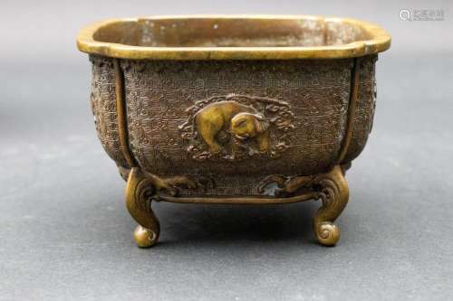 Räuchergefäß / A bronze incense burner, China, Qing Dynastie...