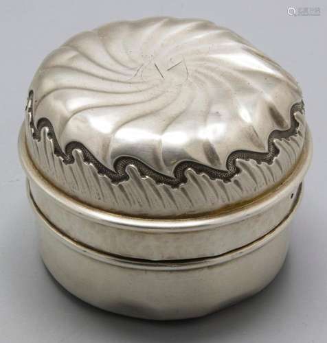 Runde Barock Tabatiere / Schnupftabakdose / A Baroque silver...