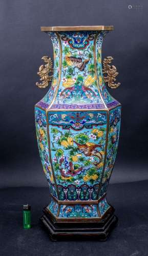 Cloisonné-Vase mit Schmetterlingsdekor / A cloisonné vase wi...