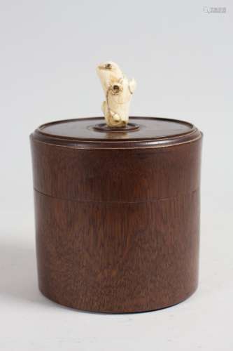 Holzdose mit Shibayama-Insekten / A bamboo box with Shibayam...