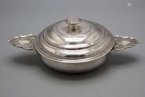 Legumier / Wöchnerinnenschüssel / Ecuelle / A silver tureen,...