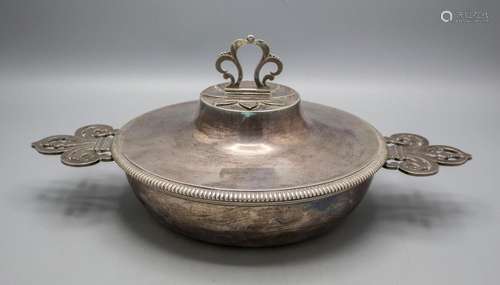 Legumier / Wöchnerinnenschüssel / A silver vegetable tureen,...