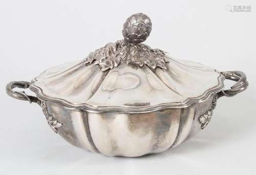 Deckelterrine / A covered silver tureen / Un légumier en arg...