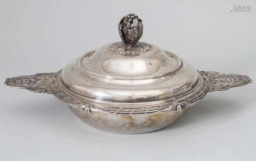 Deckelterrine / A covered silver tureen / Un légumier en arg...