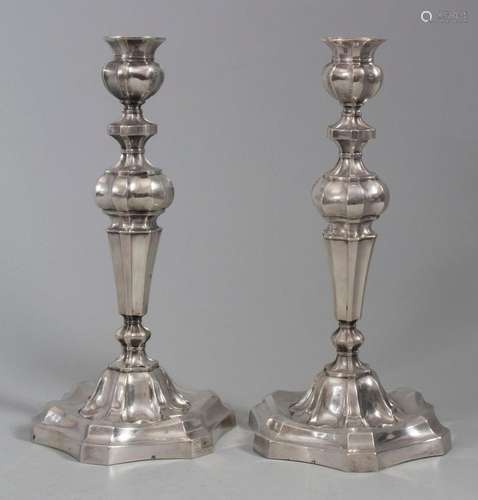 Paar Kerzenleuchter / A pair of silver candleholders / Une p...