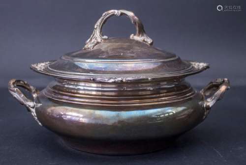 Deckelterrine / A covered silver tureen / Légumier en argent...