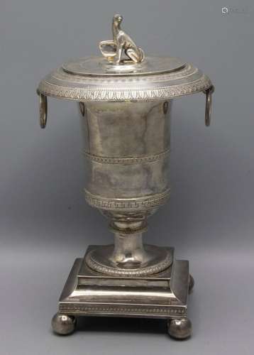 Empire Deckeldose mit Hundeknauf / A covered silver bowl wit...