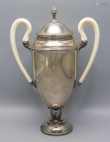 Henkelpokal / A silver cup, Wolfers Frères, Brüssel, um 1920