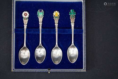 4 Löffel mit Emaildekor im Etui / 4 silver spoons with ename...