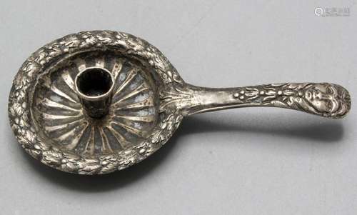 Miniatur Handleuchter / A miniature silver candle holder wit...