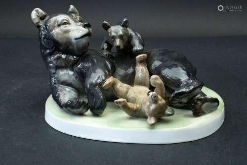 Tierplastik \'große Bärengruppe\' / An animal sculpture \'la...