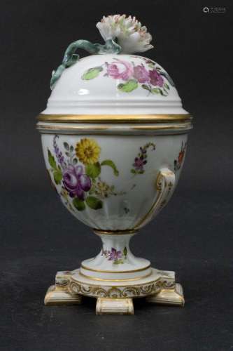 Deckelgefäß mit Blütenknauf / A lidded bowl with flower hand...
